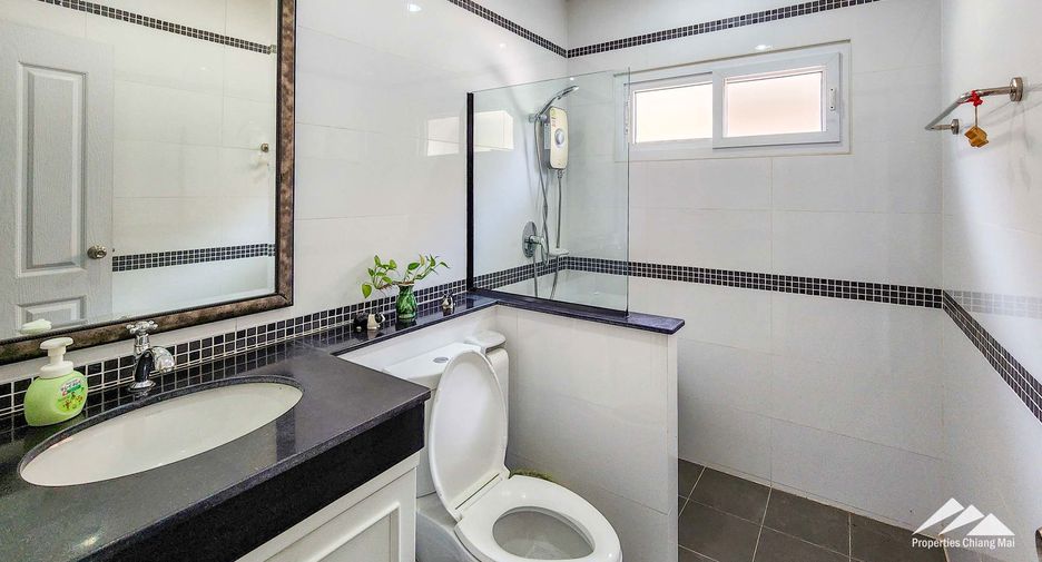 Casa en venta de 5 habitaciones en San Kamphaeng, Chiang Mai
