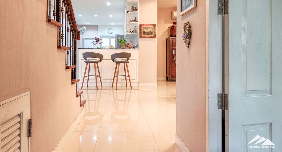 Casa en venta de 5 habitaciones en San Kamphaeng, Chiang Mai