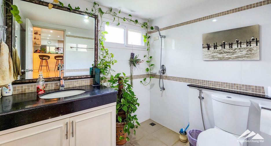 Casa en venta de 5 habitaciones en San Kamphaeng, Chiang Mai