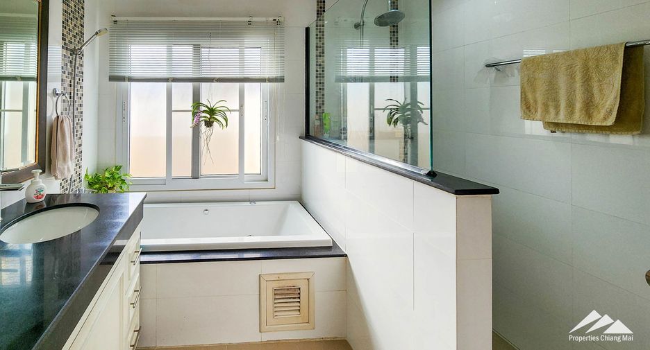 Casa en venta de 5 habitaciones en San Kamphaeng, Chiang Mai