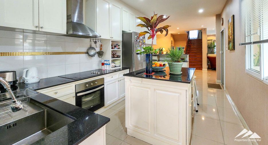 Casa en venta de 5 habitaciones en San Kamphaeng, Chiang Mai