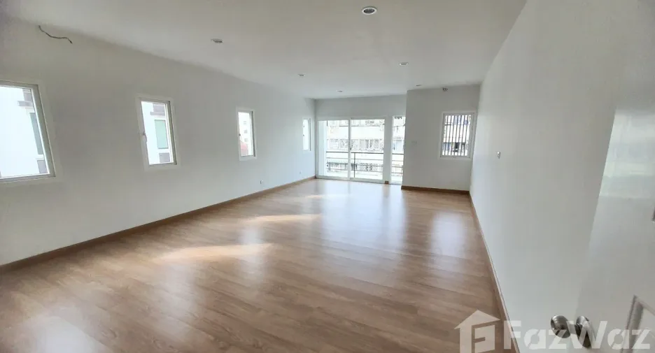 For sale 2 bedrooms townhouse in Lat Phrao, Bangkok