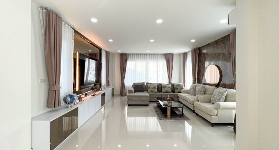 For sale 4 bedrooms house in Bang Lamung, Chonburi