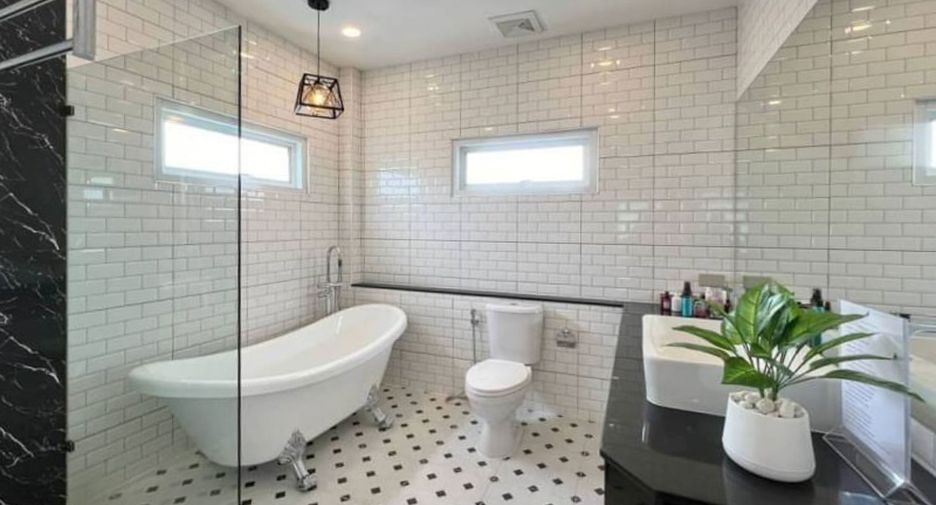 For sale 4 bedrooms house in Hang Dong, Chiang Mai