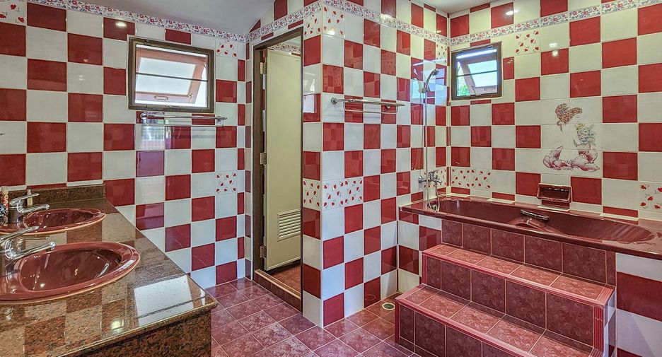 Casa en venta de 5 habitaciones en San Sai, Chiang Mai