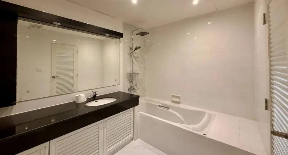 Condo en alquiler de 3 habitaciones en Watthana, Bangkok