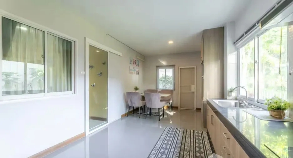 For rent 5 bedrooms house in Mueang Chiang Mai, Chiang Mai