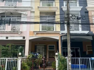 À vendre 3 chambres maison de ville à Prawet, Bangkok