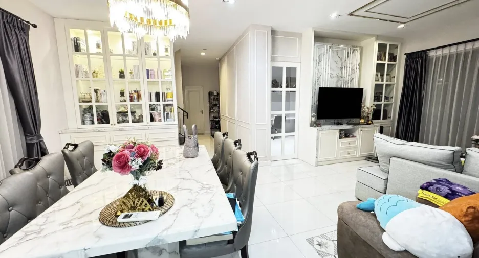 For rent 4 bedrooms house in Saphan Sung, Bangkok