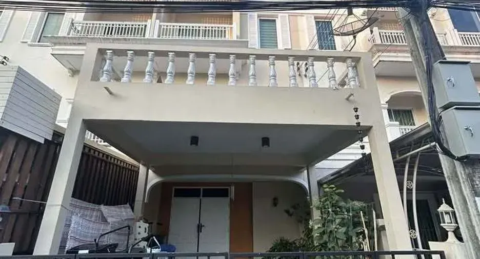 Reihenhaus zur Miete mit 3 Zimmer in Phasi Charoen, Bangkok