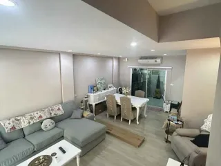 Reihenhaus zur Miete mit 3 Zimmer in Phasi Charoen, Bangkok