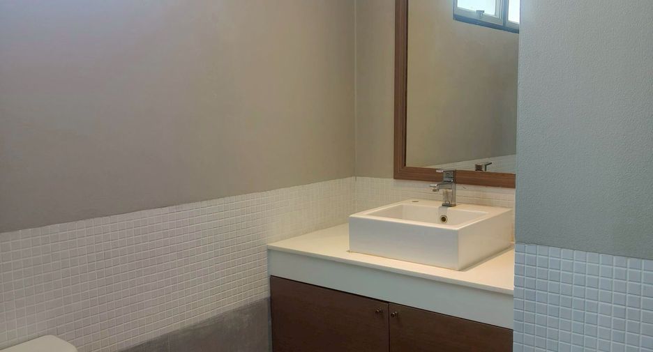 For rent 2 bedrooms apartment in Phra Khanong, Bangkok