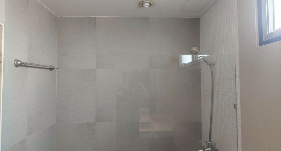 For rent 2 bedrooms apartment in Phra Khanong, Bangkok
