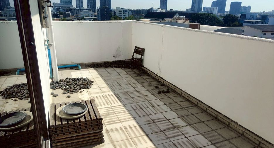For rent 2 bedrooms apartment in Phra Khanong, Bangkok