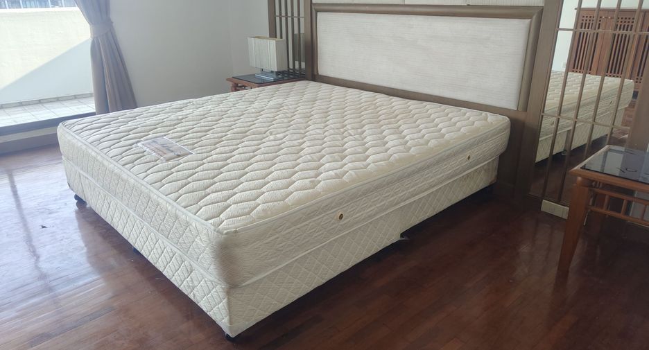 For rent 2 bedrooms apartment in Phra Khanong, Bangkok