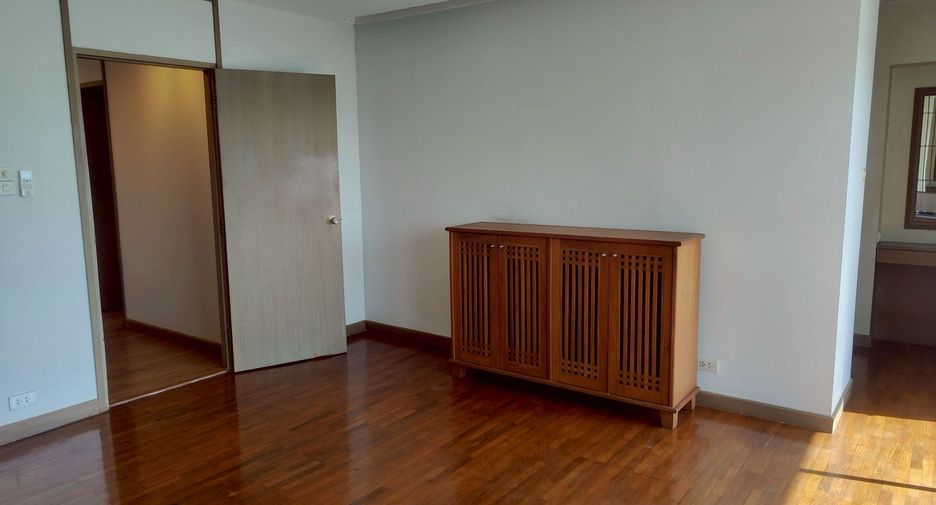 For rent 2 bedrooms apartment in Phra Khanong, Bangkok