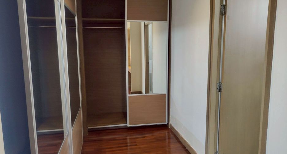 For rent 2 bedrooms apartment in Phra Khanong, Bangkok