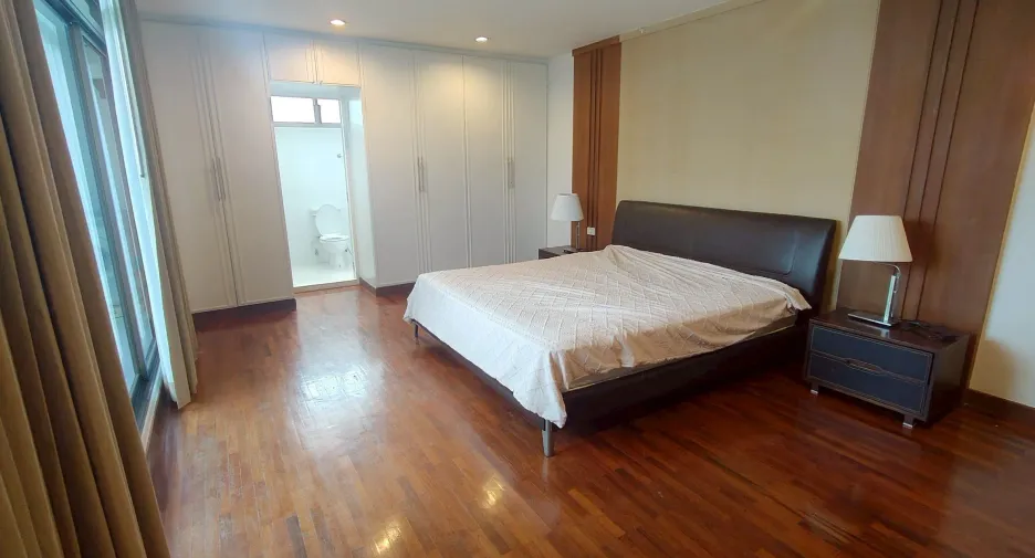 For rent 2 bedrooms apartment in Phra Khanong, Bangkok