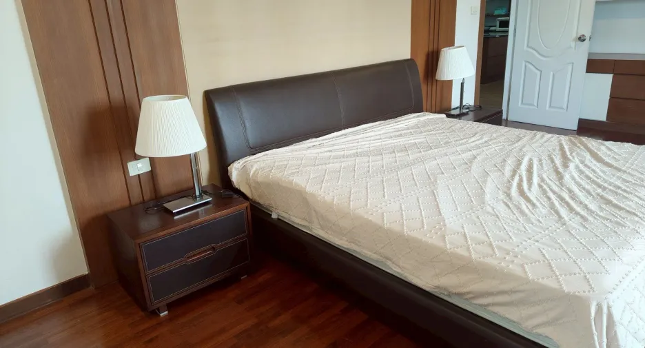 For rent 2 bedrooms apartment in Phra Khanong, Bangkok
