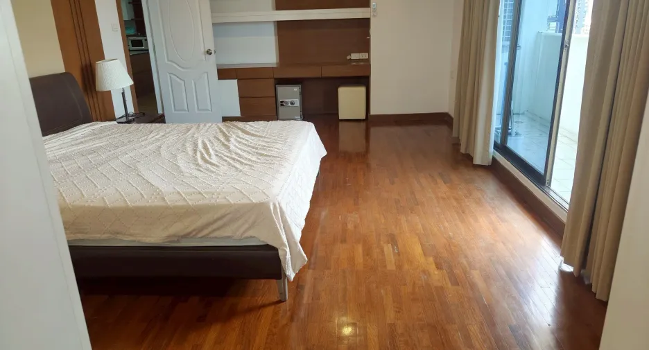 For rent 2 bedrooms apartment in Phra Khanong, Bangkok