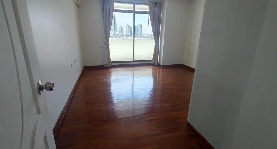 For rent 2 bedrooms apartment in Phra Khanong, Bangkok