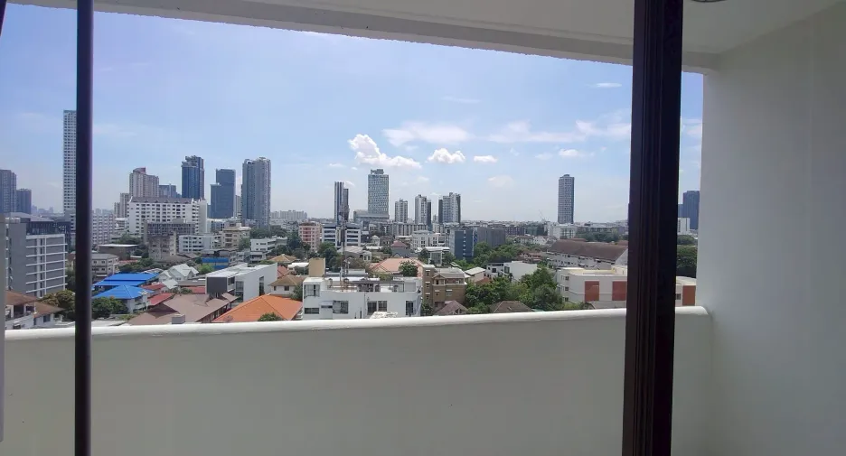 For rent 2 bedrooms apartment in Phra Khanong, Bangkok