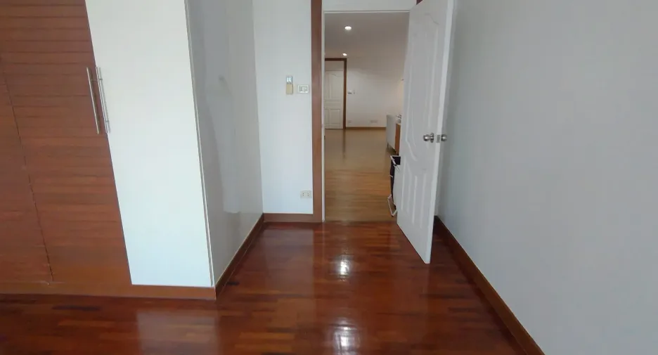 For rent 2 bedrooms apartment in Phra Khanong, Bangkok