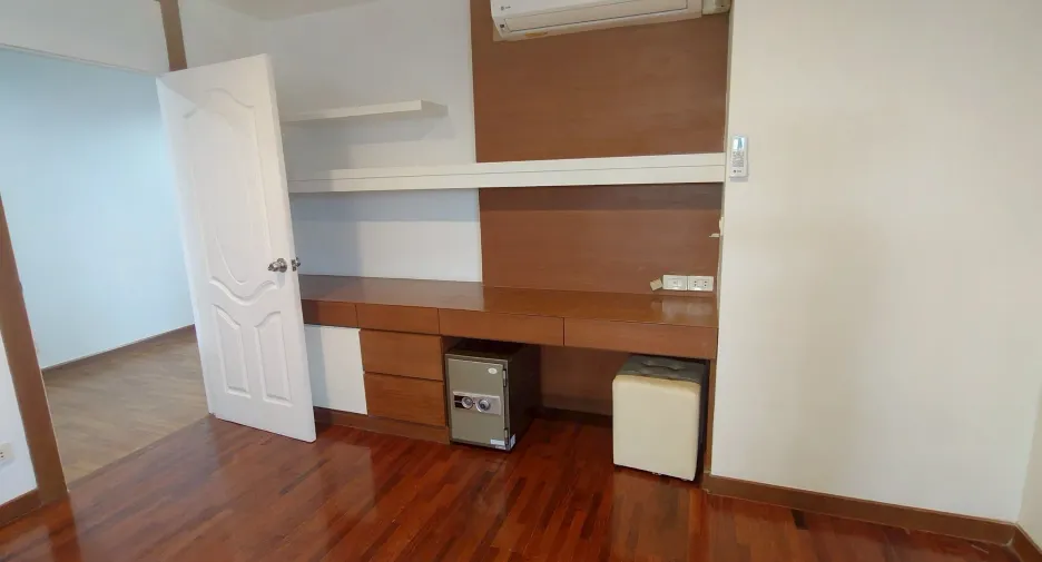 For rent 2 bedrooms apartment in Phra Khanong, Bangkok
