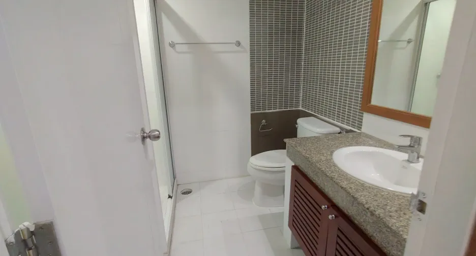 For rent 2 bedrooms apartment in Phra Khanong, Bangkok
