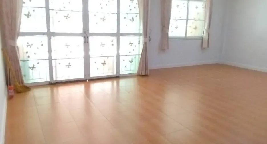 Casa adosada en venta de 3 habitaciones en Khlong Luang, Pathum Thani