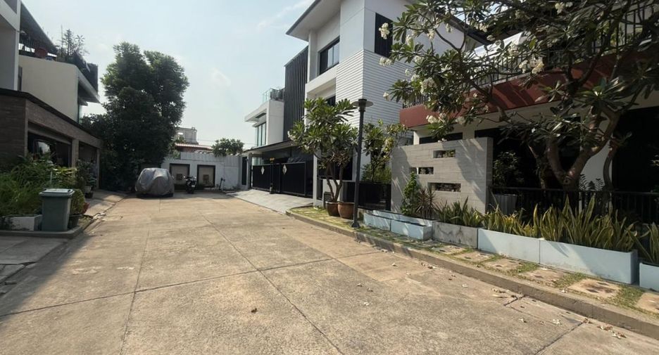 Haus zur Miete mit 5 Zimmer in Bang Kapi, Bangkok