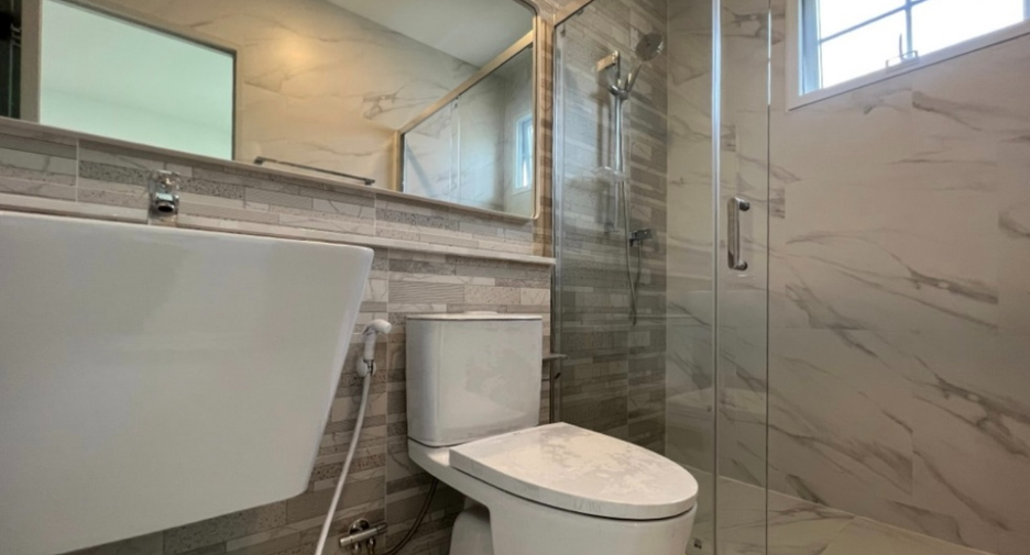 For sale 4 bedrooms house in Bang Khun Thian, Bangkok