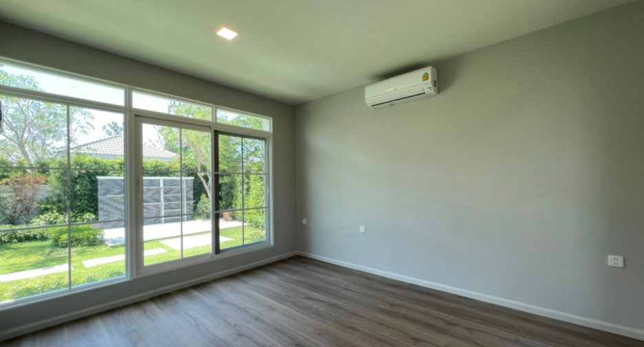 For sale 4 bedrooms house in Bang Khun Thian, Bangkok
