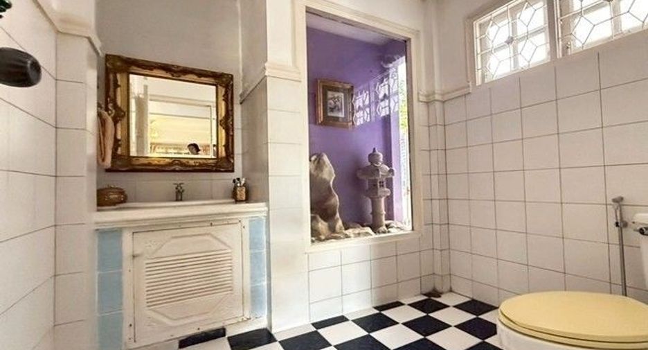 For sale 5 bedrooms house in Khan Na Yao, Bangkok