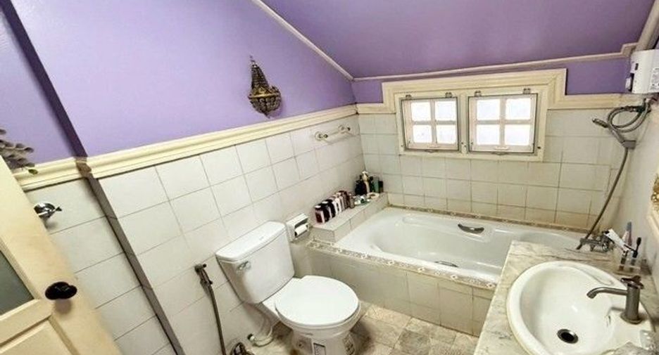For sale 5 bedrooms house in Khan Na Yao, Bangkok