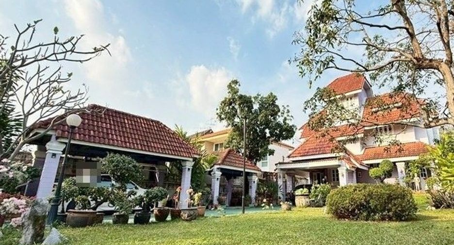 For sale 5 bedrooms house in Khan Na Yao, Bangkok