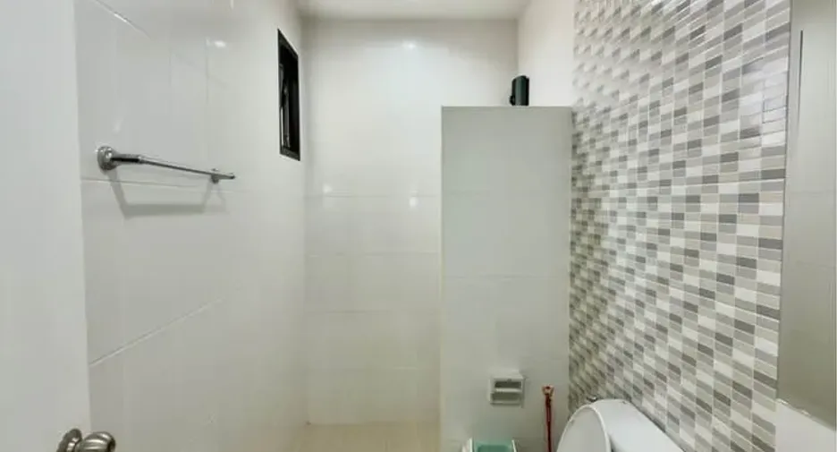 For rent 4 bedrooms townhouse in Thalang, Phuket