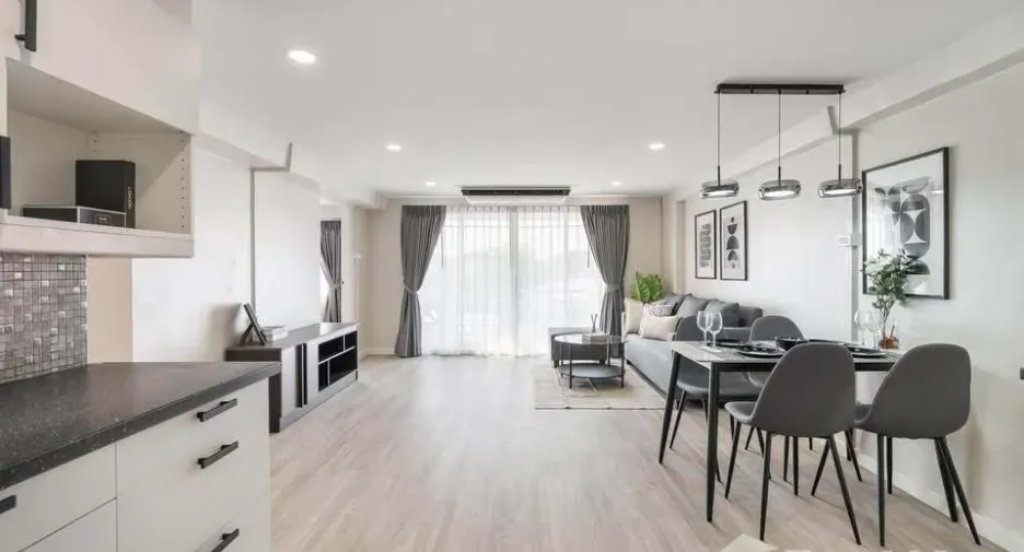 For sale 2 ベッドルーム condo in Bang Na, Bangkok