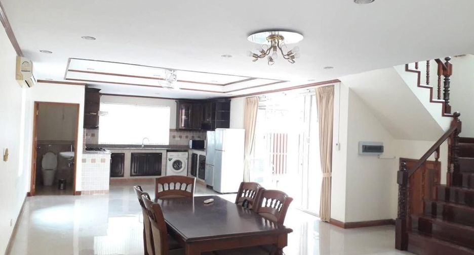 For rent 4 bedrooms villa in Bang Lamung, Chonburi