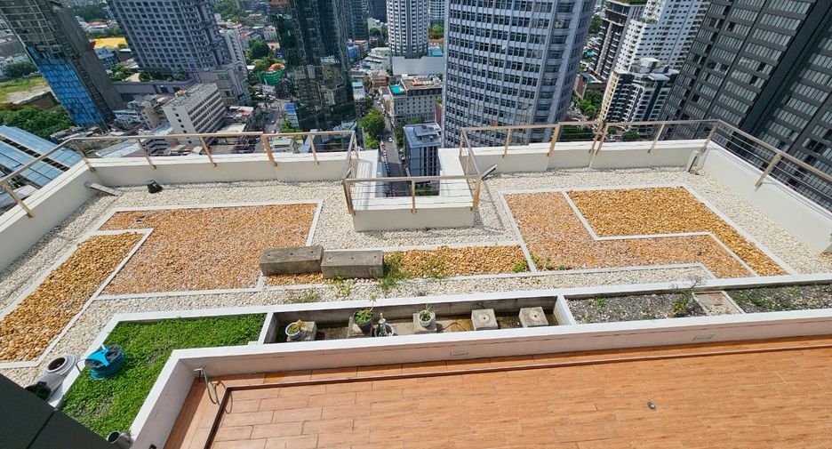 For sale 3 bedrooms condo in Khlong Toei, Bangkok