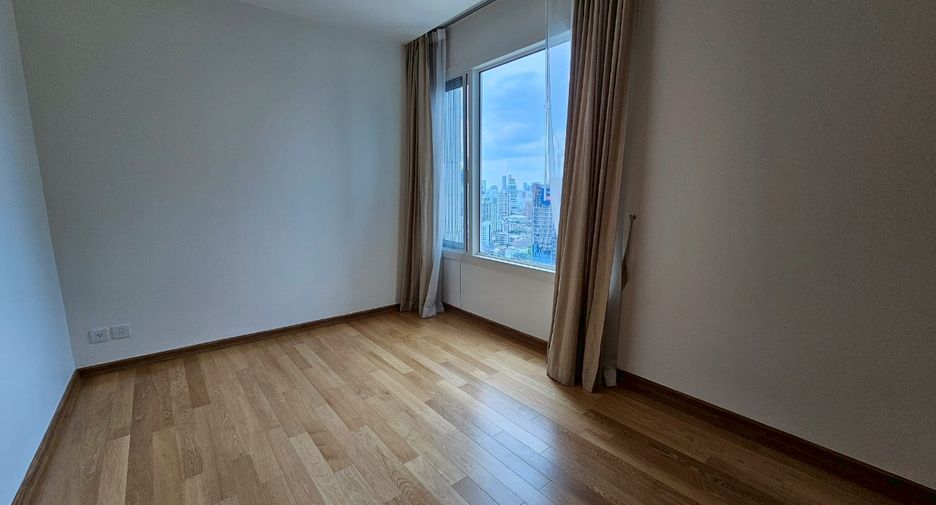 For sale 3 bedrooms condo in Khlong Toei, Bangkok