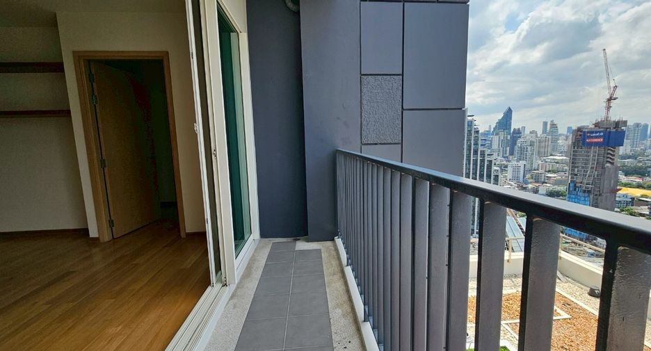 For sale 3 bedrooms condo in Khlong Toei, Bangkok