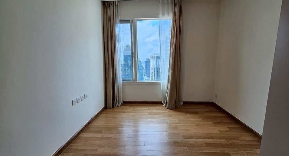 For sale 3 bedrooms condo in Khlong Toei, Bangkok