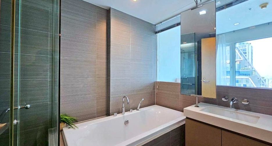 Condo en alquiler y en venta de 3 habitaciones en Khlong Toei, Bangkok