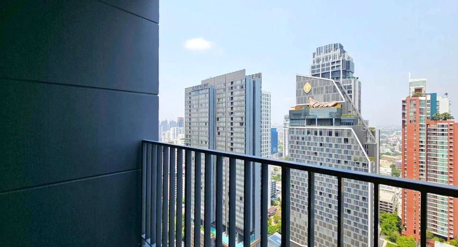 Condo en alquiler y en venta de 3 habitaciones en Khlong Toei, Bangkok