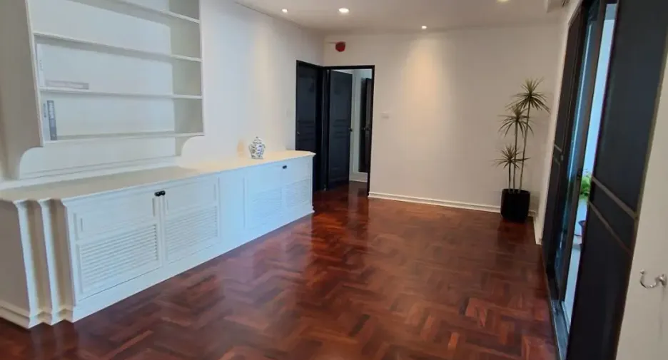 For rent 4 bedrooms condo in Khlong Toei, Bangkok