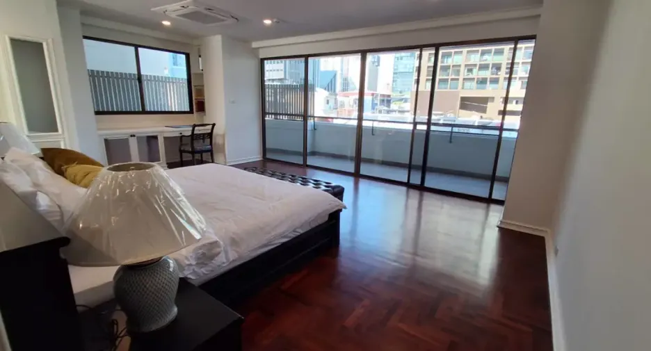 For rent 4 bedrooms condo in Khlong Toei, Bangkok