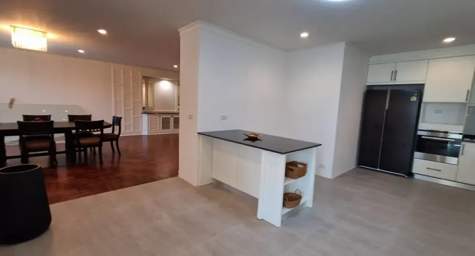 For rent 4 bedrooms condo in Khlong Toei, Bangkok