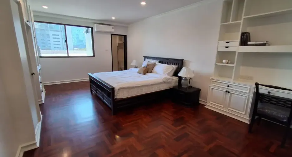 For rent 4 bedrooms condo in Khlong Toei, Bangkok