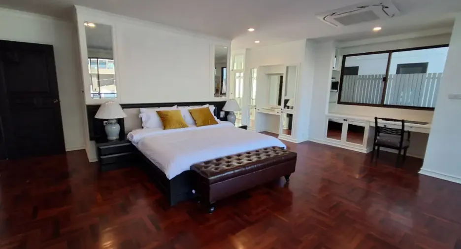 For rent 4 bedrooms condo in Khlong Toei, Bangkok